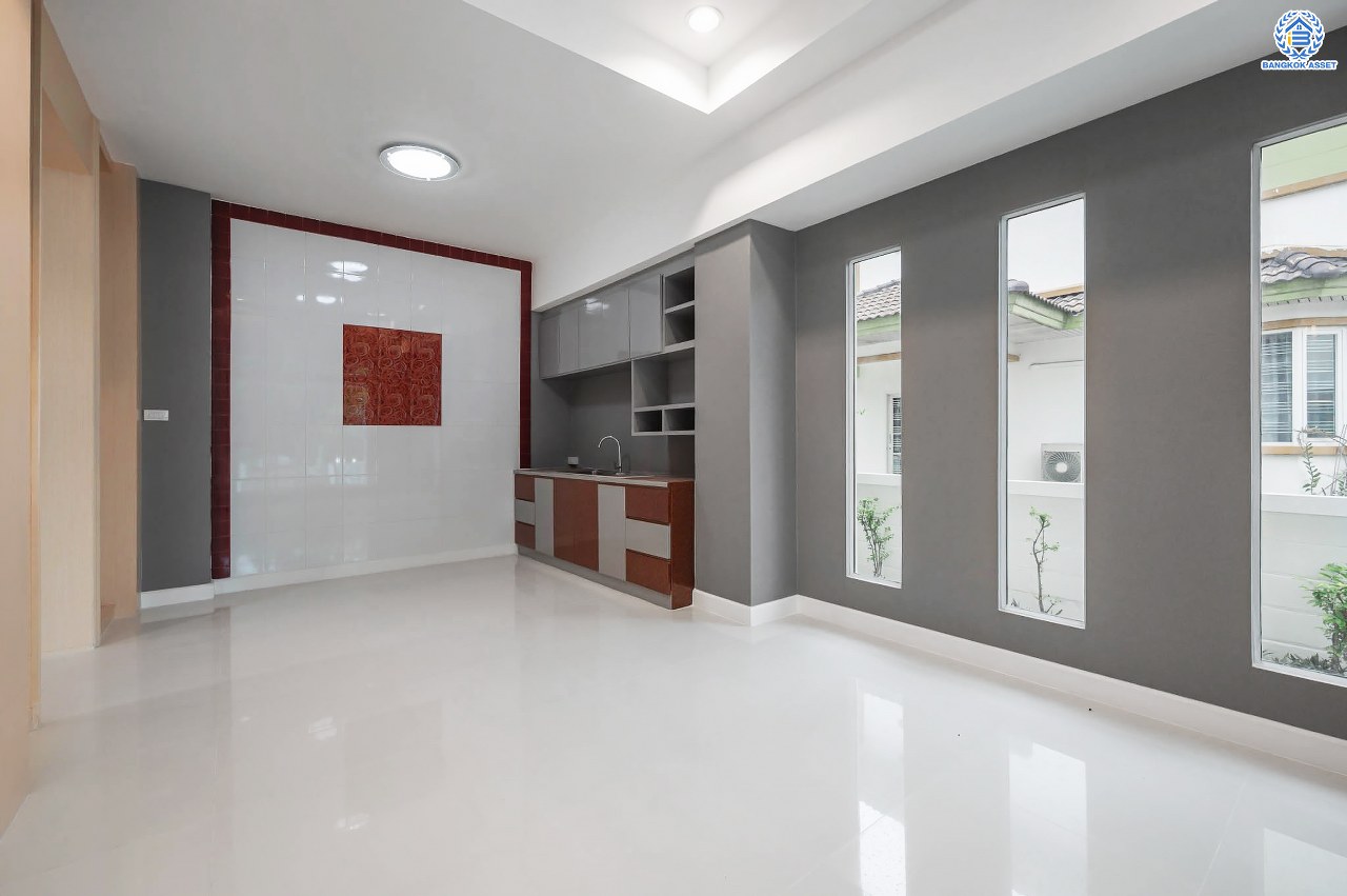 บ้านเดี่ยวมือสอง โครงการ เดอะวอเตอร์เฮ้าส์ กาญจนาฯ-บางบอน รองรับทุกความสุข เนื้อที่ 117.1 ตร.ว. ฟังก์ชัน 5 ห้องนอน 4 ห้องน้ำ 1 ห้องอเนกประสงค์ 1 ห้องแม่บ้าน จอดรถได้ 1 คัน บนทำเลใกล้รถไฟฟ้าสายสีน้ำเงิน "สถานีหลัก2" และจุดขึ้นทางด่วน "พระราม2" และ The Mall บางแค